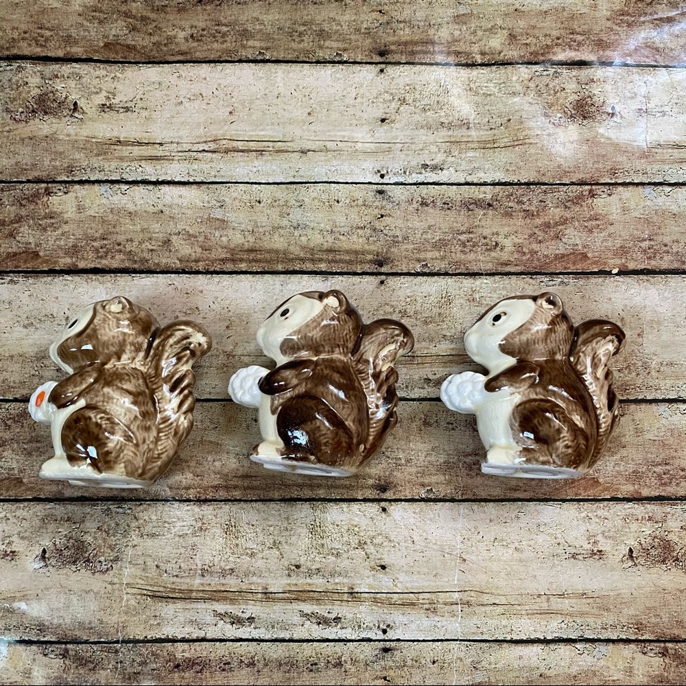 Vintage Made In Japan Squirrel With Flower Salt and Pepper Shakers - Picture 2 of 4